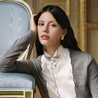 Kampanye ini menghadirkan visi kreatif Victoire de Castellane dalam latar megah yang terinspirasi dari Prancis abad ke-18. Photo by Alasdair McLellan