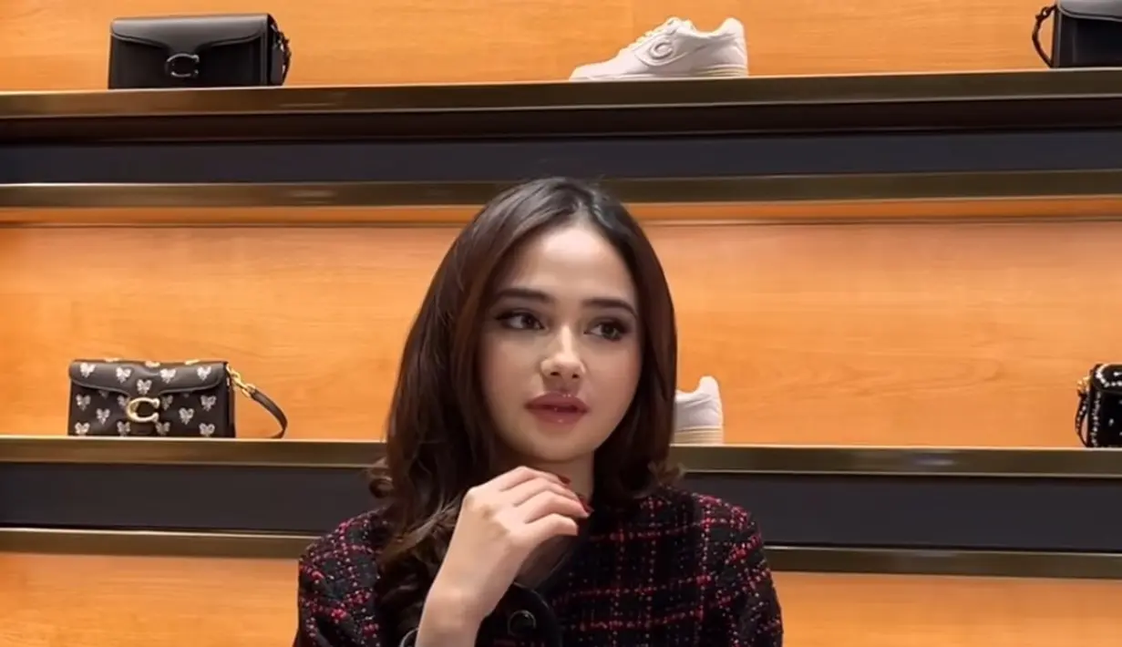 Syifa juga membawa Tabby Shoulder Bag 26 With Beaded Bows seharga Rp11 jutaan. Ia pun tampil tanpa aksesori berlebih. [Dok. Kanmo]