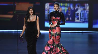 Gara Gara Keeping Up With The Kardashians Kim Kardashian Kendall Jenner Jadi Bahan Tertawaan Di Emmy Awards 2019 News Entertainment Fimela Com