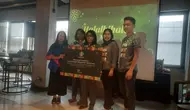 Penyerahan simbolis 8.769 buku donasi dari konsumen Starbucks Indonesia kepada Yayasan ISCO dan Yayasan Sahabat Anak. (dok. Liputan6.com/Rusmia Nely)
