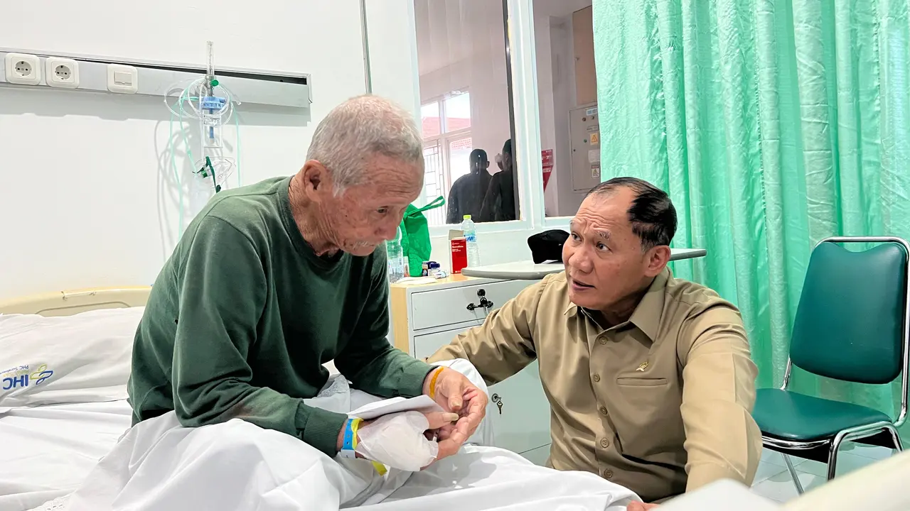 Anggota DPR Bambang Haryo Soekartono (BHS) saat meninjau kondisi korban di RS PHC Surabaya, Rabu (5/8) (Istimewa)