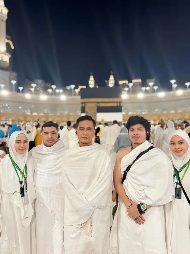 Atta Halilintar dan Aurel Hermansyah di Depan Ka'bah, Masjidil Haram