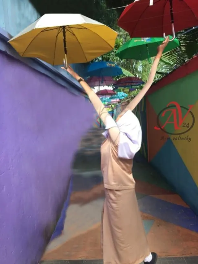 Minta Edit Foto Pegang Payung, Hasilnya Malah Absurd Banget