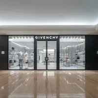 Givenchy dengan bangga mengumumkan pembukaan toko dengan konsep seru. Butik yang baru selesai direnovasi di pusat perbelanjaan mewah Plaza Indonesia di Jakarta terlihat memukau. Yuk kita intip ke dalam. [ Foto: dok Givenchy.]