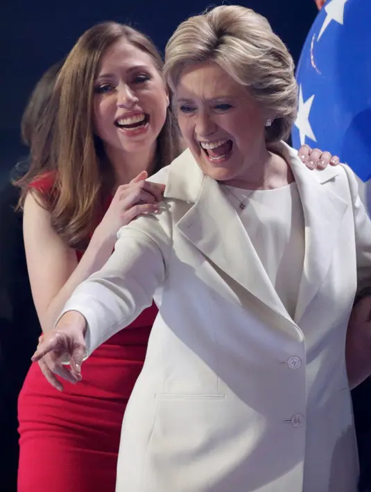 Kegembiraan Chelsea Clinton bersama ibunya yang juga Capres AS dari Partai Demokrat, Hillary Clinton pada penutupan Konvensi Nasional Partai Demokrat di Philadelphia, AS, Kamis (28/7). (REUTERS/Gary Cameron)