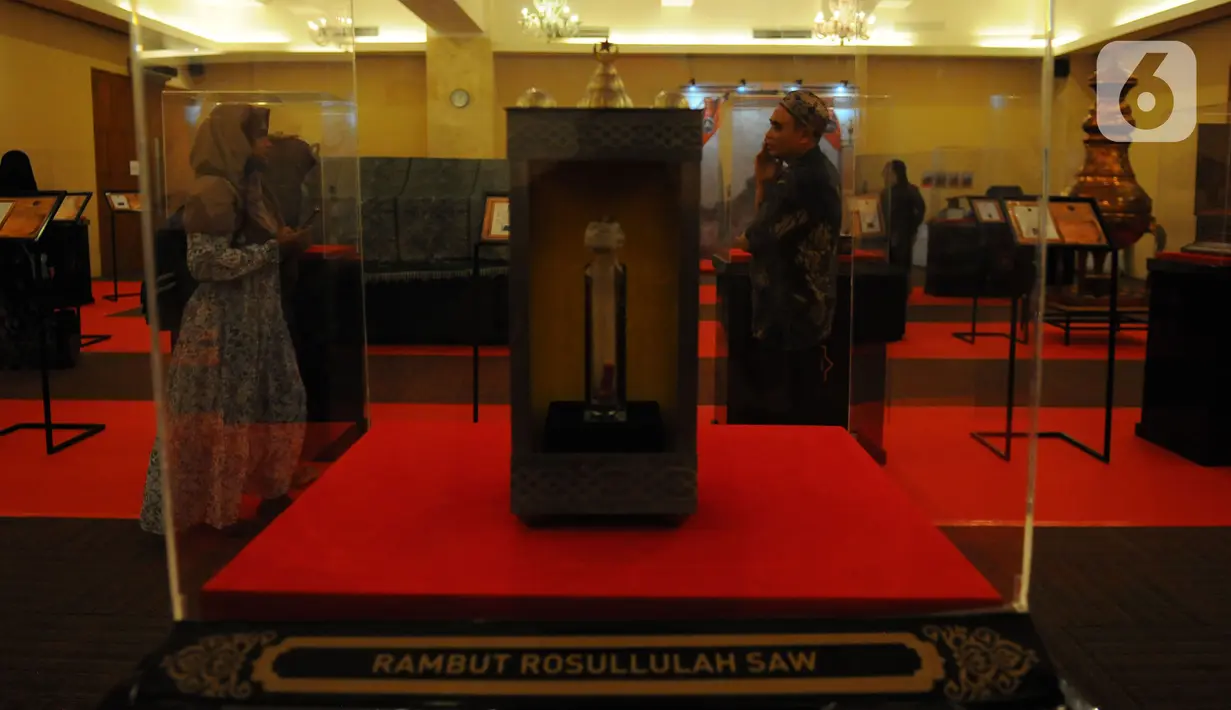 Pengunjung melihat Pameran Artefak Rasulullah SAW dan Sahabat di Masjid At-Tin, Jakarta Timur, Sabtu (25/3/2023). (merdeka.com/Imam Buhori)