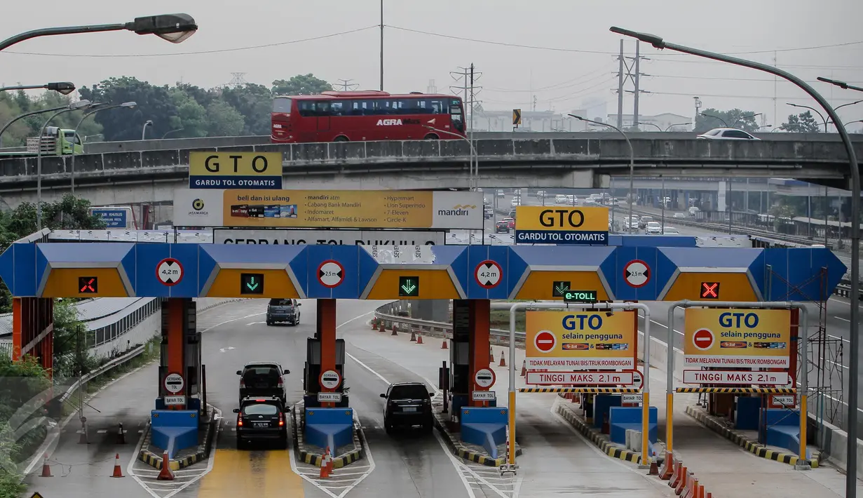 <p>Kendaraan memasuki area gerbang tol Jagorawi, Jakarta, Rabu (8/7/2015). Pemerintah mulai Selasa (7/7) pukul 00.00 WIB memberikan diskon tarif seluruh ruas jalan tol sebesar 25-35 persen sampai Rabu (22/7) pukul 24.00 WIB. (Liputan6.com/Faizal Fanani)</p>