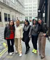 Melalui beberapa unggahan para artis, memperlihatkan mereka sedang berkumpul di London untuk acara maraton. Salah satunya adalah Nagita Slavina yang turut ke London untuk mendukung Raffi Ahmad. Di foto yang diunggah di akun Instagram @raffinagita1717, Nagita berpose manis bersama Ririn Ekawati, Dewi Gita, Ussy Sulistiawaty, dan Febby Rastanty. Nagita memadukan sweater merah dengan jaket kulit hitam, celana panjang hitam, dan menenteng tas berwarna kuning. [Foto: Instagram/raffinagita1717]