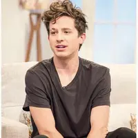 Charlie Puth bikin penggemar terkejut dengan penampilan rambut barunya. (instagram/charlieputh)