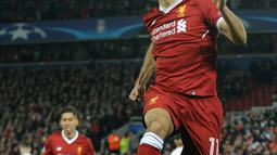 Pemain Liverpool, Mohamed Salah berselebrasi setelah mencetak gol ke gawang Maribor pada laga lanjutan Grup E Liga Champions di Anfield, Kamis (2/11). Pasukan The Reds mengunci kemenangan dengan skor 3-0 dalam laga tersebut. (AP/Rui Vieira)