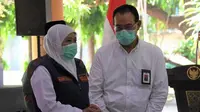 Kunjungan Tim Taskforce Kementerian Kesehatan dengan Staf Ahli Menteri Bidang Ekonomi Kesehatan Kementerian Kesehatan RI H. M. Subuh menyerahkan bantuan 16.000 masker ke 5 daerah Jawa Timur di Pendopo Delta Wibawa Kabupaten Sidoarjo, Rabu (16/9/2020). (Kementerian Kesehatan)