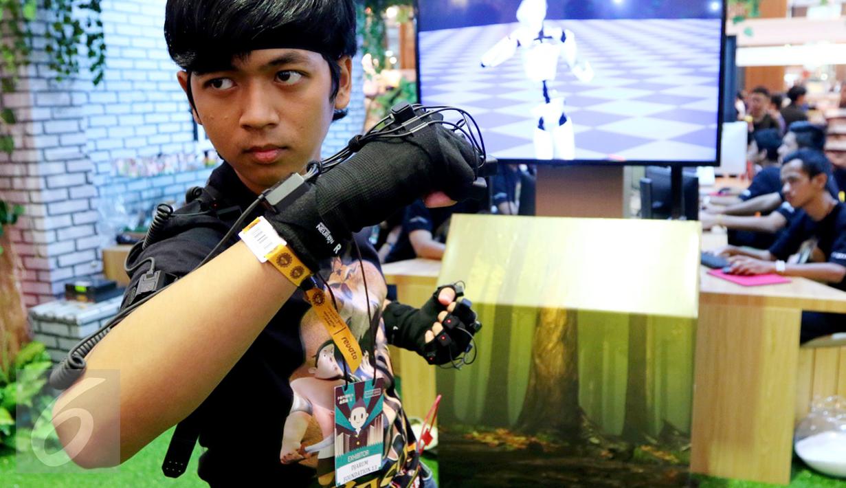 Seorang siswa SMK Kudus mencoba gerakan animasi video di stand RUS Animation Studio pada gelaran Popcon Asia 2016 di JCC, Jakarta (14/08). Siswa diajarkan bagaimana membuat film animasi mulai pra produksi hingga post produksi. (Liputan6.com/Fery Pradolo)
