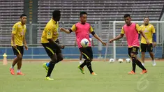 Jelang berlaga melawan Persija pada Minggu (4/5/2014), Arema Cronus menggelar latihan uji lapangan di Stadion GBK Jakarta, (3/4/2014). (Liputan6.com/Helmi Fithriansyah)
