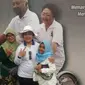 Warga antusias berfoto dengan latar gambar Soeharto dan Ibu Tin di CFD, Jakarta. (Istimewa)