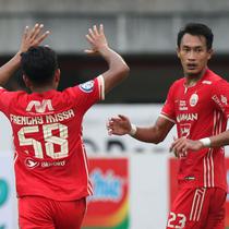 Pemain Persija, Hansamu Yama Pranata (kanan), merayakan gol yang dicetaknya pada menit ke-90+6 dalam pertandingan lanjutan BRI Liga 1 di Stadion Patriot Candrabhaga, Bekasi. Minggu (15/1/2023). (Bola.com/Arief Bagus)