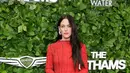 Riley Keough memberikan kejutan dengan gaun drop-waist Chanel Spring 2026 yang dihiasi rok motif painterly. Berbeda dari beberapa penampilan sebelumnya yang terasa terlalu kalem untuk dirinya sebagai ambassador, kali ini gaun tersebut memberi ruang bagi kepribadiannya untuk bersinar. Hasilnya adalah tampilan yang terasa lebih bebas, lebih hangat, dan jauh lebih Riley.  [dok/chanel].