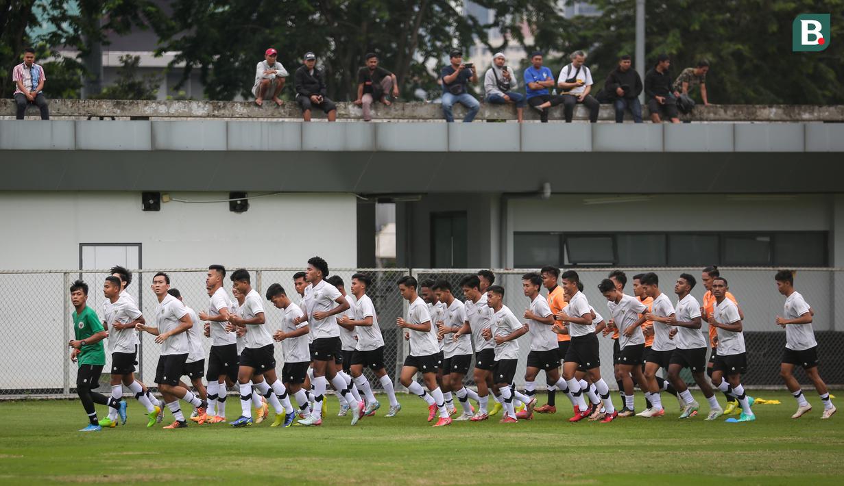 <p>Pemain Timnas Indonesia U-22 melakukan pemusatan latihan untuk SEA Games 2023 yang berlangsung di Lapangan A, Kompleks Stadion Utama Gelora Bung Karno (SUGBK), Kamis (02/03/2023). Pemusatan latihan ini akan berlangsung dari tanggal 1-16 Maret 2023. (Bola.com/Bagaskara Lazuardi)</p>