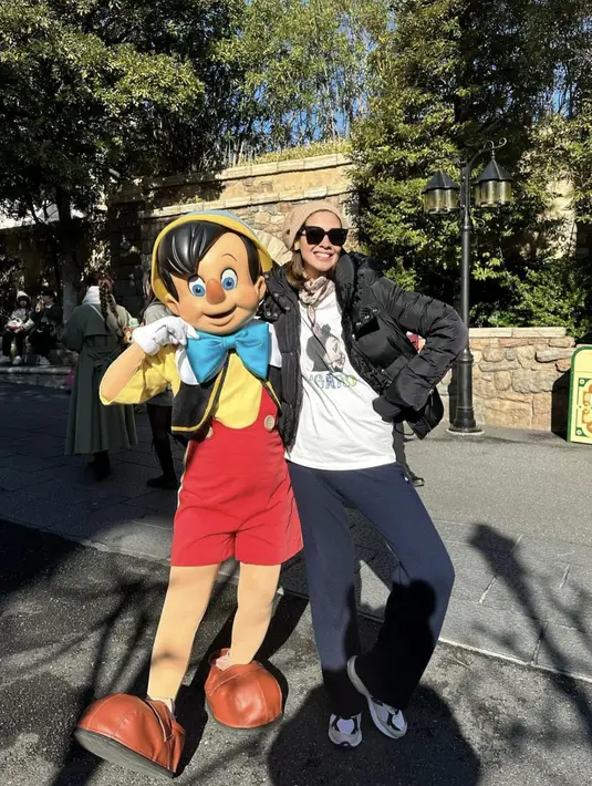 Dengan t-shirt, puffy jacket, dan sneakers, penampilannya terlihat sangat sederhana namun stylish. [Foto: Instagram/ Marsha Timothy]