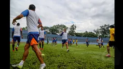 Sejumlah pemain Arema Cronus menggelar latihan di Stadion Gajayana, Malang, Sabtu pagi (17/1/2015). Arema Cronus akan berhadapan dengan Mitra Kukar di penyishan Grup B SCM Cup 2015. (Liputan6.com/Faizal Fanani)