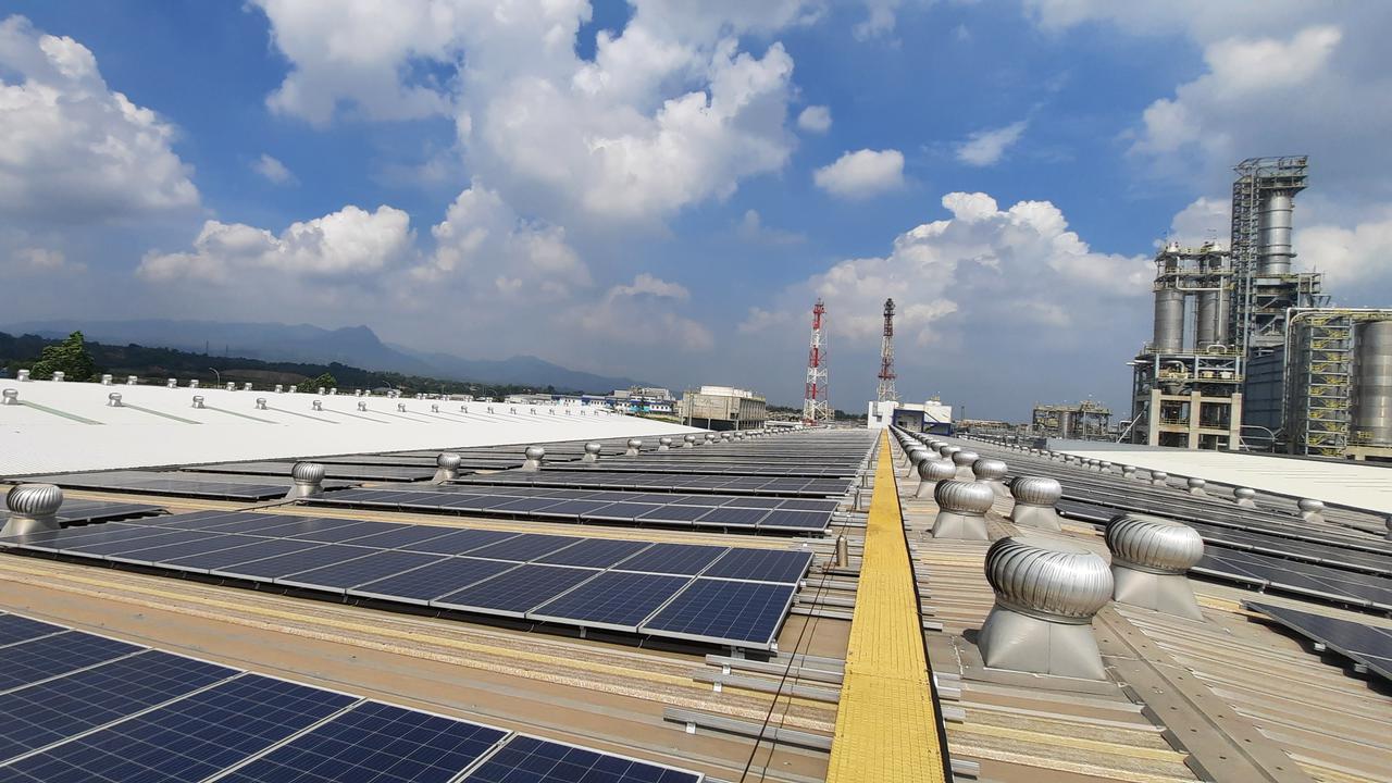 Pembangunan panel tahap kedua panel surya PV (photovoltaic) untuk Chandra Asri Petrochemical di Kota Cilegon, Banten, telah diselesaikan oleh TotalEnergies. (Kamis, 22/07/2021).