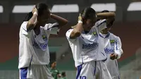 Striker Persib Bandung Putri, Risqiyanti, merayakan gol yang dicetaknya ke gawang PSS Sleman pada laga Liga 1 Putri di Stadion Pakansari, Bogor, Sabtu (26/10). Persib Bandung Putri menang 3-0 atas PSS Sleman Putri. (Bola.com/Yoppy Renato)