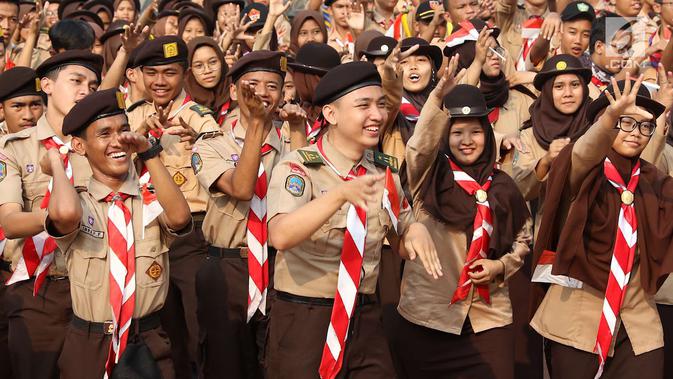 Sejumlah remaja pramuka mengikuti kegiatan Napak Tilas Proklamasi di Tugu Proklamasi, Jakarta, Kamis (16/8). Acara tersebut diadakan dalam rangka menyambut HUT RI yang diikuti oleh masyarakat dari beragam latar belakang. (/Immanuel Antonius)