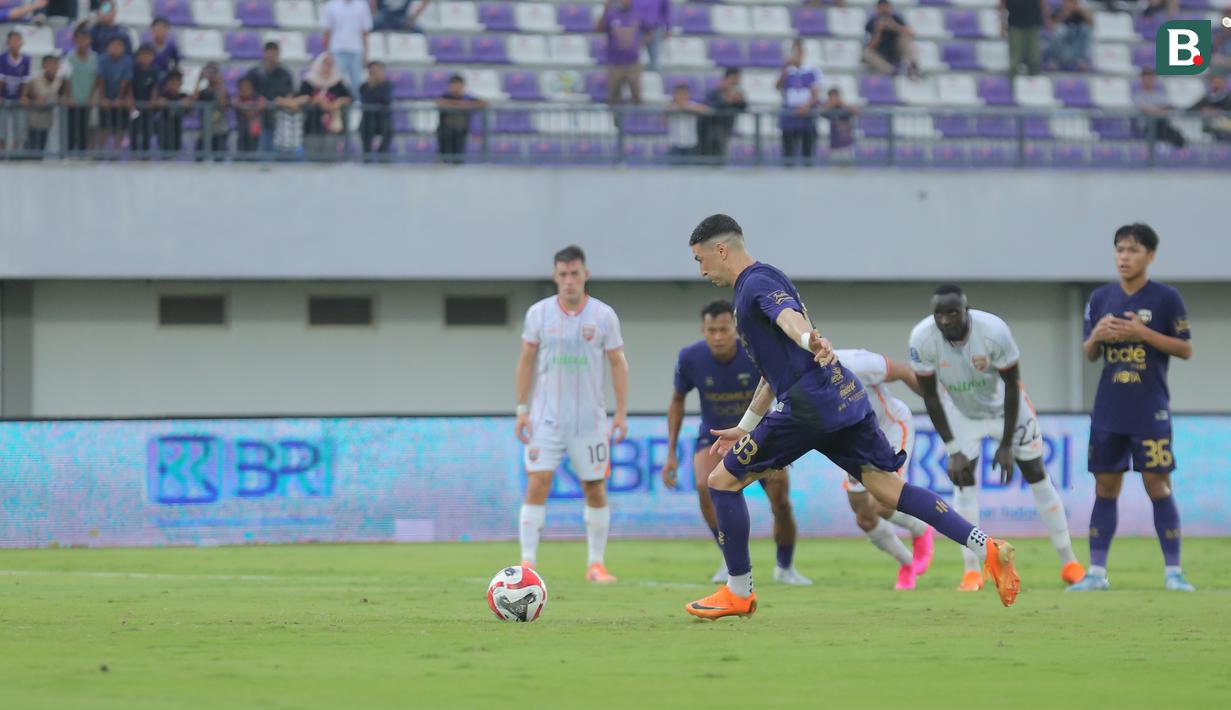 Pemain Persita, Andrejic Aleksa mencetak gol ke gawang Borneo FC melalui tendangan penalti dalam laga BRI Super League 2025/2026 di Indomilk Arena, Tangerang, Banten, Jumat (09/01/2026). (Bola.com/Bagaskara Lazuardi)