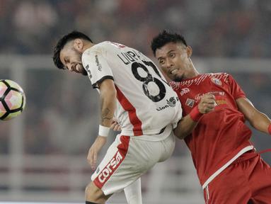 Bek Persija Jakarta, Maman Abdurrahman, berebut bola dengan gelandang Bali United, Stefano Lilipaly, pada final Piala Presiden di SUGBK, Jakarta, Sabtu (17/2/2018). Persija menang 3-0 atas Bali United. (Bola.com/M Iqbal Ichsan)