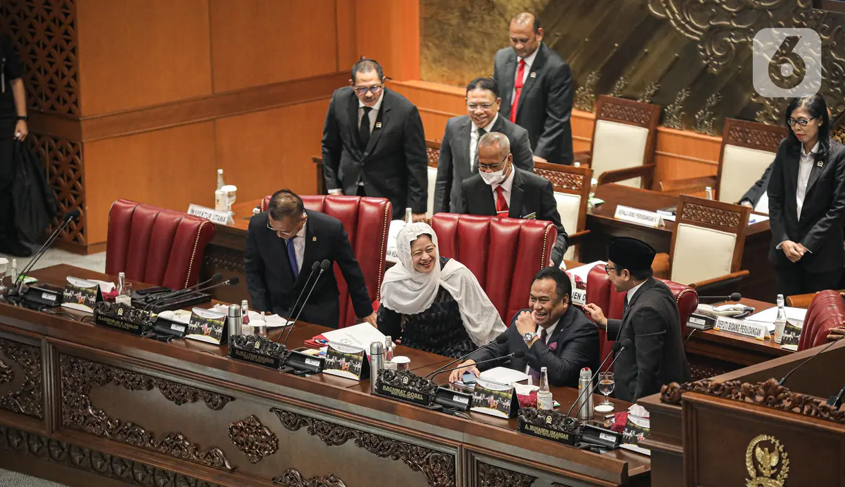 Puan Maharani masuk ke ruang sidang paripurna sekitar pukul 10.40 WIB.  (Liputan6.com/Faizal Fanani)