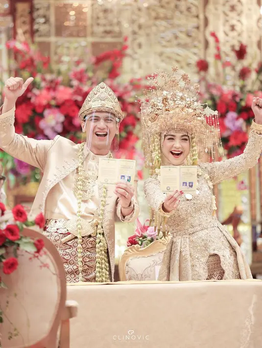 Di hari pernikahan, ada beberapa momen yang dibagikan oleh pasangan berbahagia ini, mulai dari akad hingga resepsi. Saat akad, Ria Ricis dan Teuku Ryan mengenakan busana khas Minang penuh payet bernuansa emas dengan detail aksesori seperti headpiece, gelang, hingga belt. Foto: Instagram.