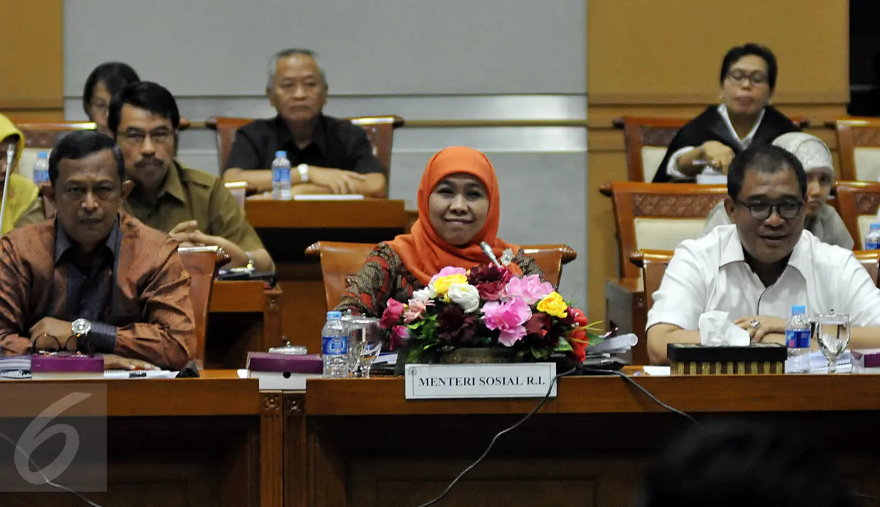 Menteri Sosial (Mensos) Khofifah Indar Parawansa (tengah) saat mengikuti Rapat Kerja (Raker) dengan Komisi VIII DPR di Kompleks Parlemen Senayan, Jakarta, Rabu (20/1). (Liputan6.com/JohanTallo)