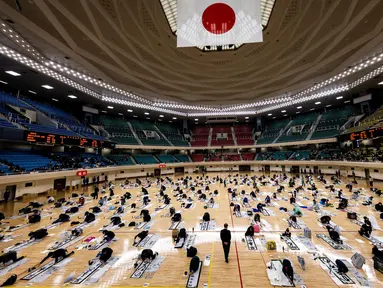 Peserta menampilkan tulisan Jepang mereka selama kontes kaligrafi Tahun Baru tahunan di Tokyo (5/1/2022). Lebih dari 3.000 kaligrafer, yang telah memenuhi syarat dalam kompetisi tingkat nasional di seluruh Jepang, ikut serta dalam kontes tahunan untuk merayakan tahun baru. (AFP/Behrouz Mehri)