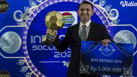 Wasit Yadi Nur Cahya menerima penghargaan sebagai wasit terbaik pada Indonesian Soccer Awards 2019 di Studio Indosiar, Jakarta, Jumat (10/12). Acara ini diadakan oleh Indosiar bersama APPI. (Bola.com/Vitalis Yogi Trisna)