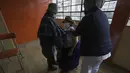 Seorang perempuan Pribumi bersiap menerima suntikan vaksin COVID-19 di Pillaro, Kamis (8/7/2021). Ekuador meningkatkan vaksinasi menjadi 200.000 orang per hari dalam upaya untuk memastikan 9 juta warga divaksinasi dalam 100 hari pertama pemerintahan Presiden Guillermo Lasso. (AP Photo/Dolores Ochoa)