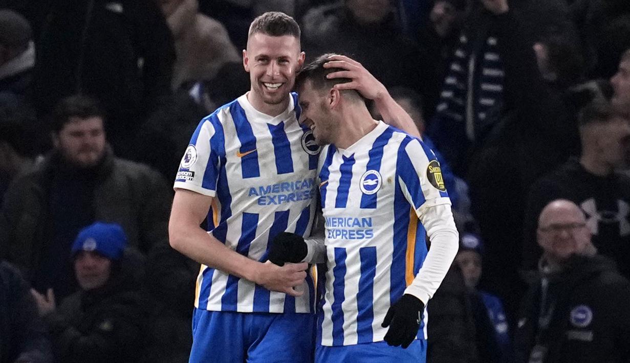 Gol balasan Brighton akhirnya terjadi pada menit ke-60. Berawal dari tendangan sudut Mac Allister, berhasil ditanduk oleh Adam Webster (kiri) dan menjadi gol. Skor berubah menjadi 1-1. (AP/Matt Dunham)