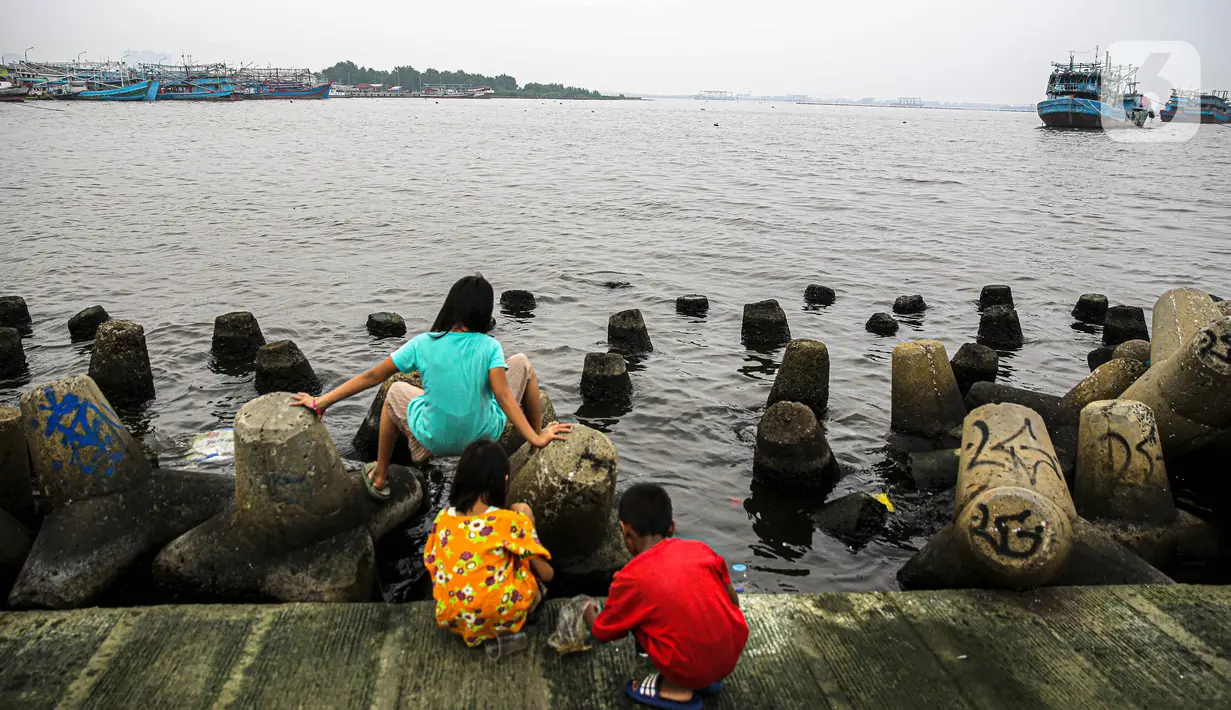 Anak-anak bermain di Kali Adem, Muara Angke, Jakarta Utara, Sabtu (2/10/2021). Kandungan paracetamol yang terkandung di Angke bahkan mencapai 610 nanogram per liter. Sedangkan di Ancol kandungannya mencapai 420 nanogram per liter. (Liputan6.com/Faizal Fanani)