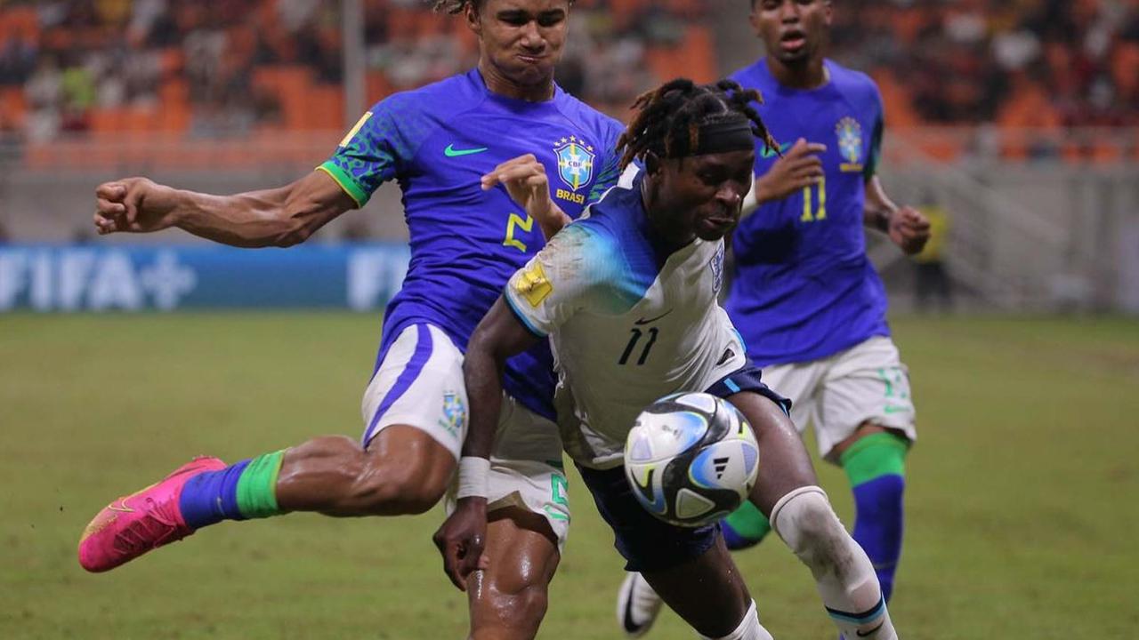 Timnas Brasil U-17 berhasil mengalahkan Inggris U-17 dalam&nbsp;laga matchday 3 Grup C Piala Dunia U-17 2023 di Jakarta International Stadium, Jumat (17/11/2023) malam WIB. Tim Samba menang dengan skor tipis 2-1.