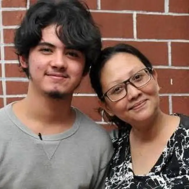 Jarang Terekspos, Ini 6 Potret Kebersamaan Aliando dan Ibunda yang Seorang Artis
