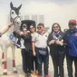 Triwatty Marciano (tengah-memegang kuda) saat membuka Equestrian Champions League bersama Menpora Zainuddin Amali (kedua dari kiri) dan Ketua Umum KONI, Marciano Norman (paling kiri), di Jakarta Internasional Equestrian Park Pulomas (JIEPP), Sabtu (14/12/2019). (Istimewa)