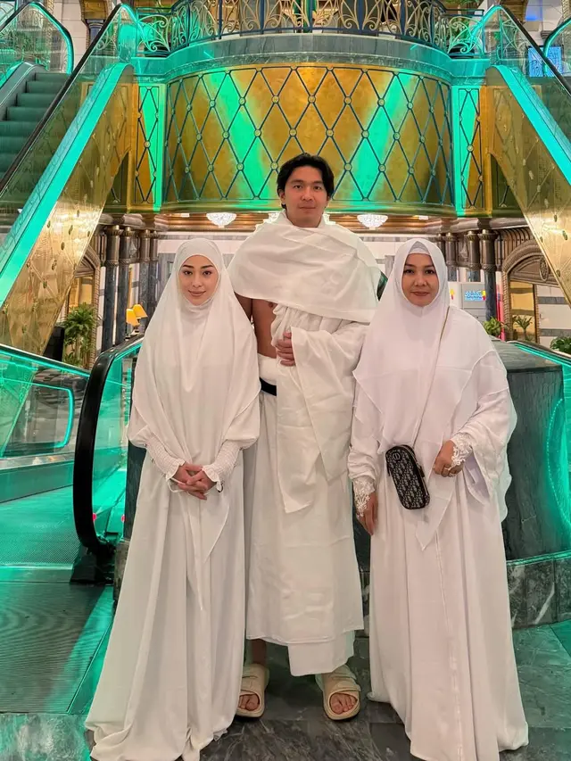 7 Potret Nikita Willy Umrah Awal Tahun, Tampil Sederhana Bareng Suami dan Ibu