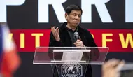 Mantan Presiden Filipina Rodrigo Duterte berpidato di Stadion Southorn, Hong Kong, pada Minggu (9/3/2025). Acara tersebut diselenggarakan oleh pekerja Filipina yang tinggal di Hong Kong untuk menghormati dirinya. (Dok. AP/Vernon Yuen)&nbsp;&nbsp;