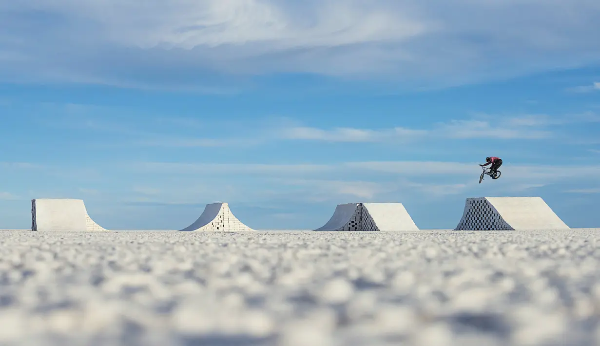 Pemain BMX profesional, Daniel Dhers menunjukkan aksinya bermain sepeda BMX di Salt Park Project, Uyuni, Bolivia pada April 2016. Gurun ini berada 3.600 mdpl. (Reuters)