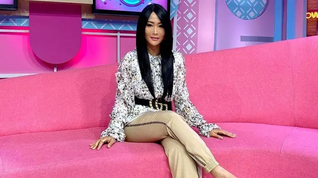 Sering Ganti Model Rambut, Ini 6 Gaya Inul Daratista dengan Wig Berwarna Hitam