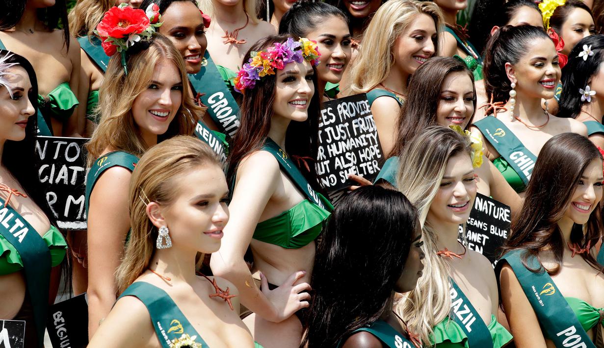 Kontestan Miss Earth 2019 berpose dalam balutan baju renang dengan pesan mereka untuk menyelamatkan Mother Earth saat sesi media di Manila, Rabu (2/10/2019). Malam final kontes Miss Earth 2019 ini akan digelar pada 26 Oktober mendatang di Filipina. (AP/Bullit Marquez)