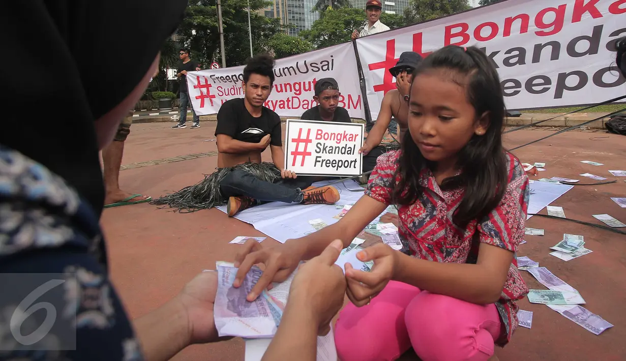 Sejumlah mahasiswa menggelar aksi teaterikal Skandal Freeport di bundaran Patung Kuda, Jakarta, Minggu (27/12/2015). Aksi tersebut sebagai bentuk sindiran kepada pemerintah terkait kasus Freeport. (Liputan6.com/Angga Yuniar)