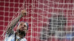 Pemain Argentina, Nicolas Otamedi memotong jaring gawang setelah memenangkan laga Finalissima melawan Italia dengan skor 3-0 di Stadion Wembley, Kamis (02/06/2022) dini hari WIB. Gol La Albiceleste masing-masing dicetak oleh Lautaro Martinez (28'), Angel Di Maria (45+1'), dan Paulo Dybala (90+4'). (AP/Matt Dunham)