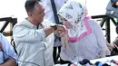 'Kita sekeluarga baik-baik saja. Suami nanya an wajar, tapi jangan sampai isunya yang enggak-enggak. Kita selama ini harmonis. Kita minta doa sama teman-teman punya putra-putri dan insya Allah nambah,' timpal Diediet. (Nurwahyunan/Bintang.com)
