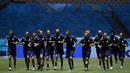 Para pemain Swedia melakukan pemanasan saat mengikuti sesi latihan tim di stadion La Cartuja di Seville, Spanyol, Minggu (13/6/2021). Swedia akan bertanding melawan Spanyol pada Grup E Euro 2020. (Julio Munoz/Pool via AP)