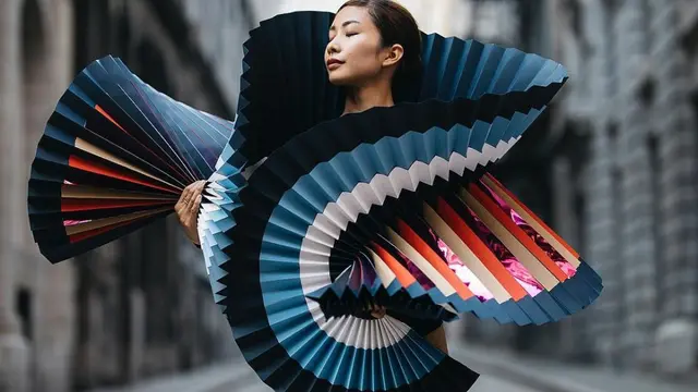 Bak Busana Mahal, Seniman Ini Manfaatkan Limbah Kertas untuk Pakaian Ballerina