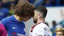 Pemain Burnley, Robbie Brady (kanan) beradu kepala dengan pemain Chelsea, David Luiz pada laga perdana Premier League di Stamford Bridge, (12/8/2017). Chelsea kalah 2-3. (AFP/Ian Kington)